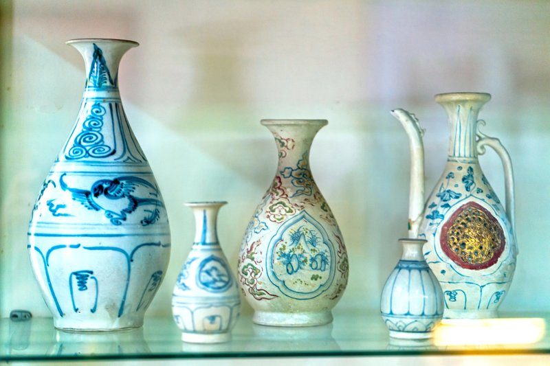 Vitrine d’objets en céramique artisanale exposés dans un atelier traditionnel du village de Bat Trang.