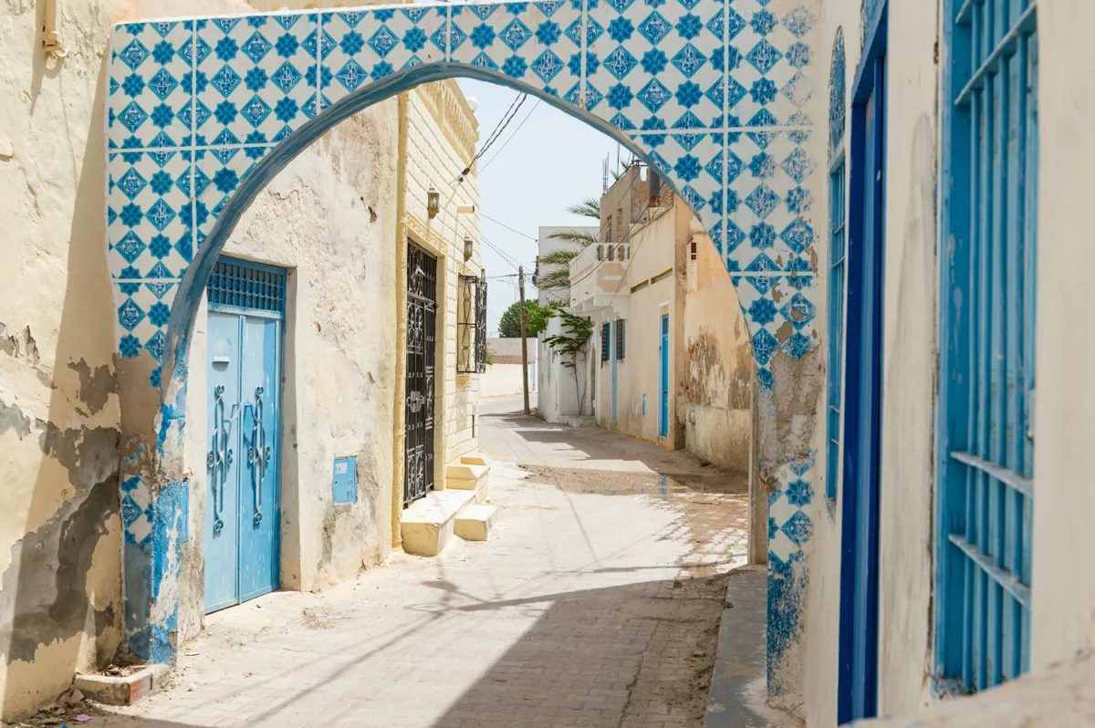 Une ruelle en Tunisie avec des bâtiments bleus