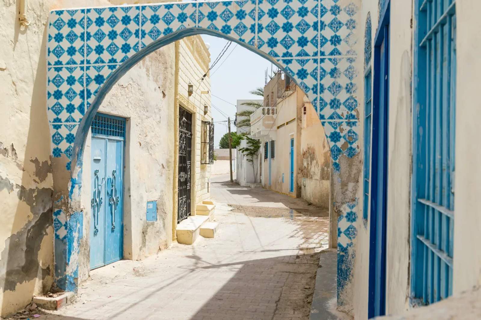 Une ruelle en Tunisie avec des bâtiments bleus