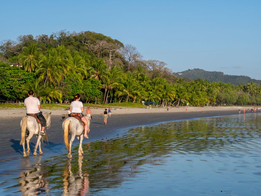 Des cavaliers en séjour à Samara au Costa Rica