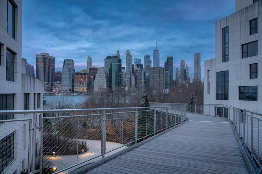 Vue panoramique sur les gratte-ciel de Manhattan au crépuscule depuis une passerelle à Brooklyn.