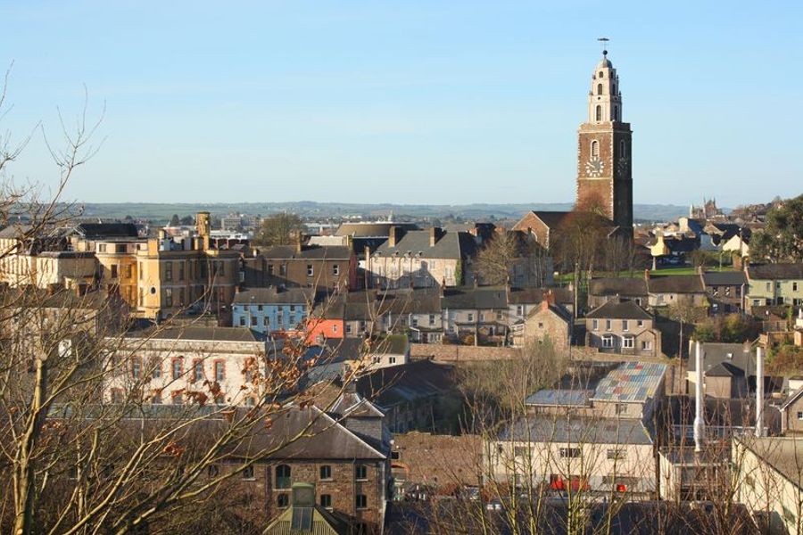 Panorama de la ville de Cork avec la tour de Shandon en arrière-plan.