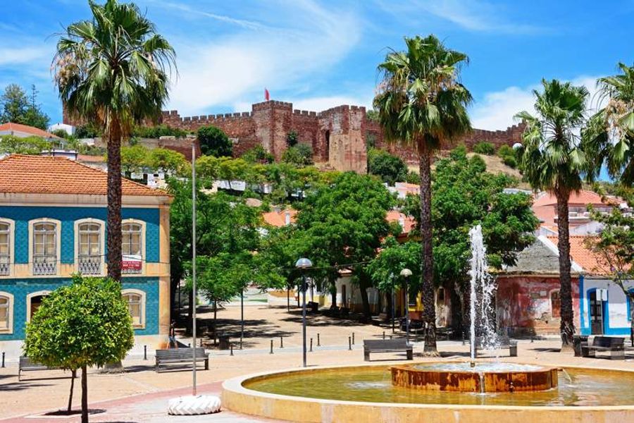 Vue pittoresque du château médiéval de Silves entouré de verdure, près de Lagos, Portugal.