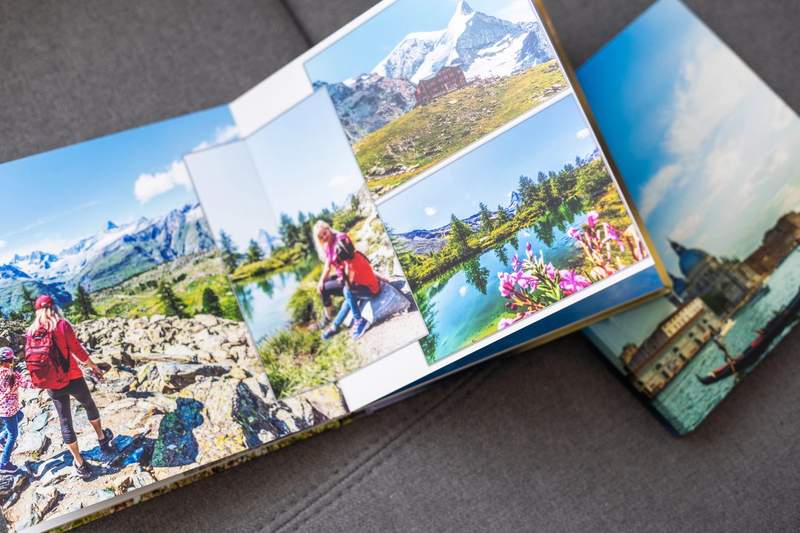 Album photo ouvert présentant des souvenirs de randonnée en montagne, avec vues panoramiques, lacs alpins, fleurs sauvages et scènes familiales dans un décor naturel.