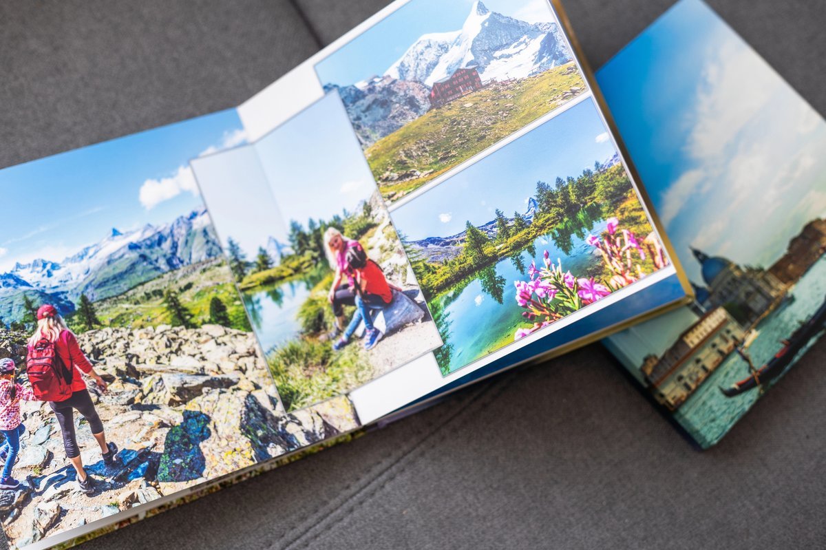 Album photo ouvert présentant des souvenirs de randonnée en montagne, avec vues panoramiques, lacs alpins, fleurs sauvages et scènes familiales dans un décor naturel.