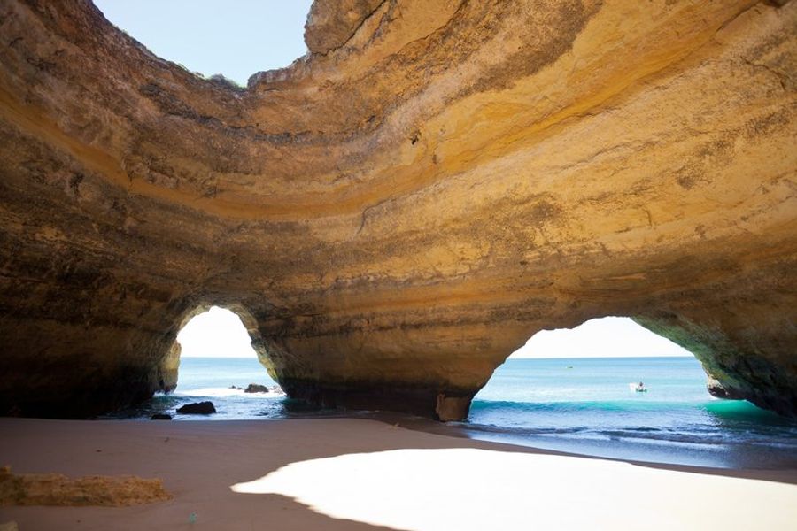 La célèbre grotte de Benagil avec ses ouvertures naturelles sur la mer.