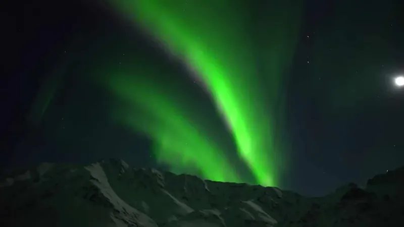 Route en Islande traversant l’océan avec une voiture blanche au centre