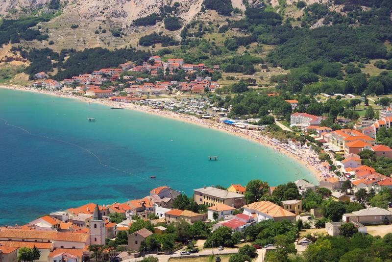 Vue panoramique de la ville de Baška et sa plage.