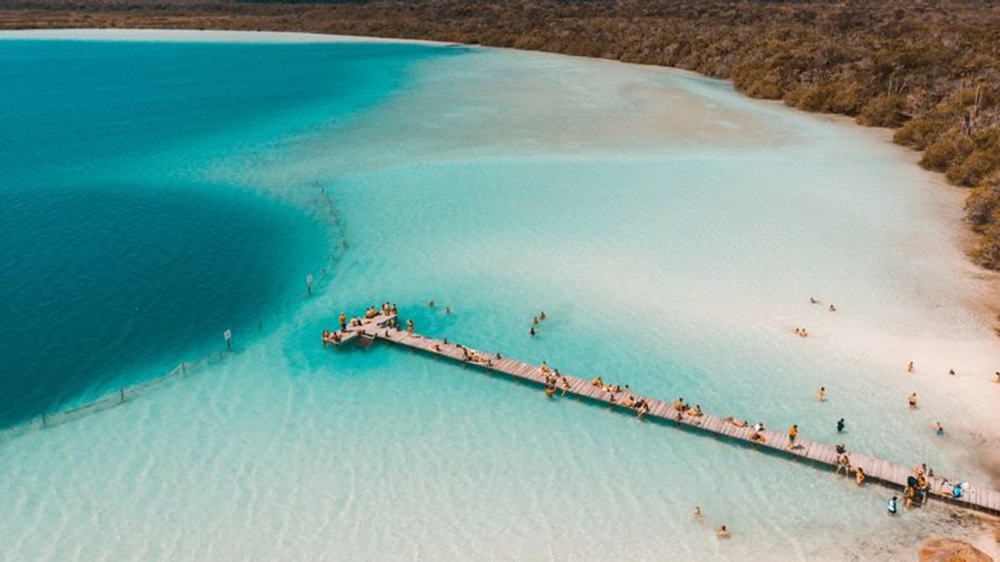 Image de la lagune de Kaan Luum avec ses eaux turquoise, parfaites pour une journée de détente.