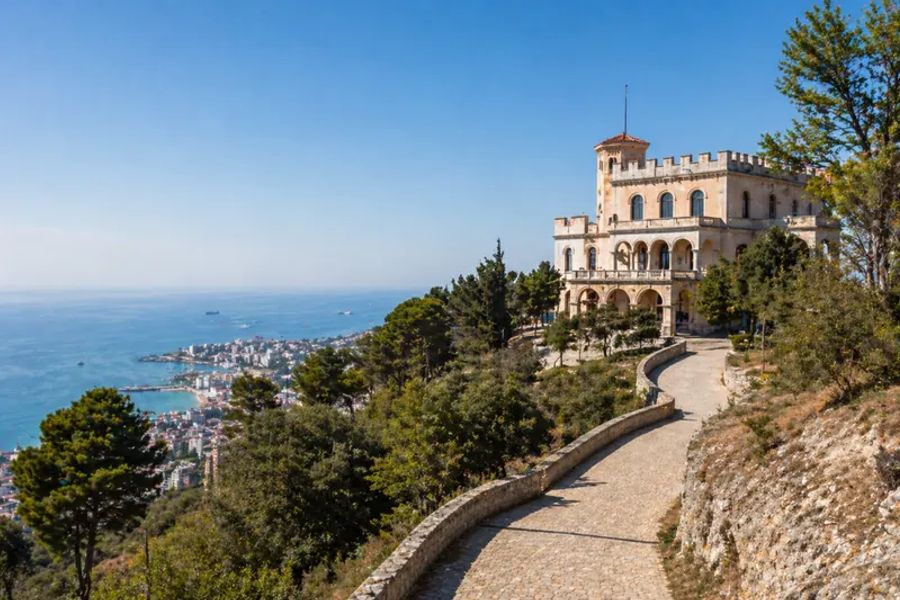 Vue sur la villa royale de Zog à Durrës dominant la mer Adriatique et la ville depuis une colline.