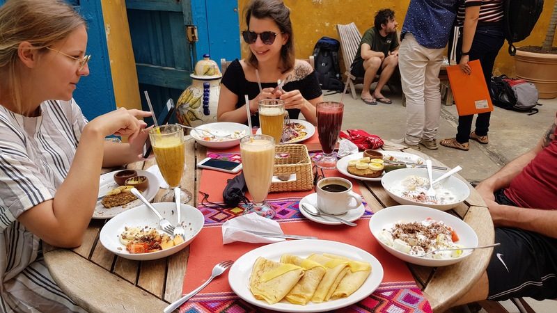 des amis en train de prendre leur petit déjeuner au Chocol