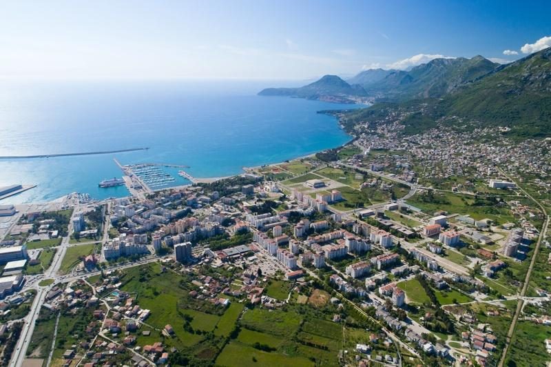 Vue aérienne de la ville de Bar sur la côte adriatique avec son port et ses plages au Monténégro.
