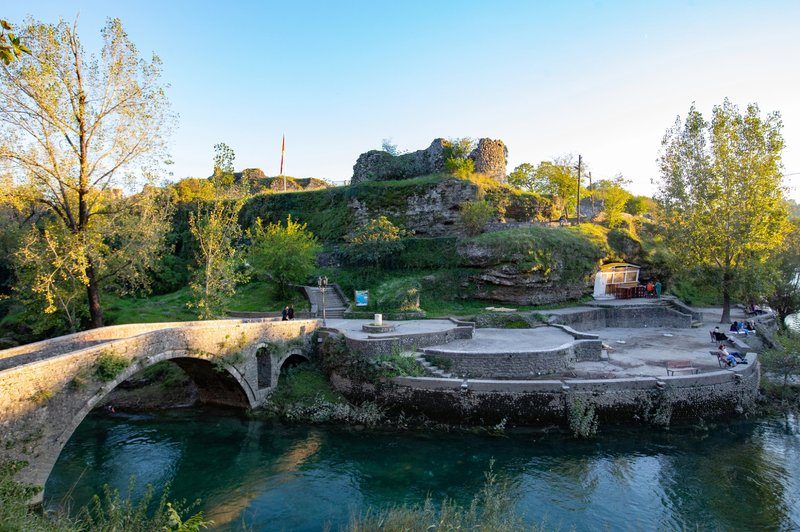 Confluent des rivières Ribnica et Morača à Podgorica avec vieux pont et ruines