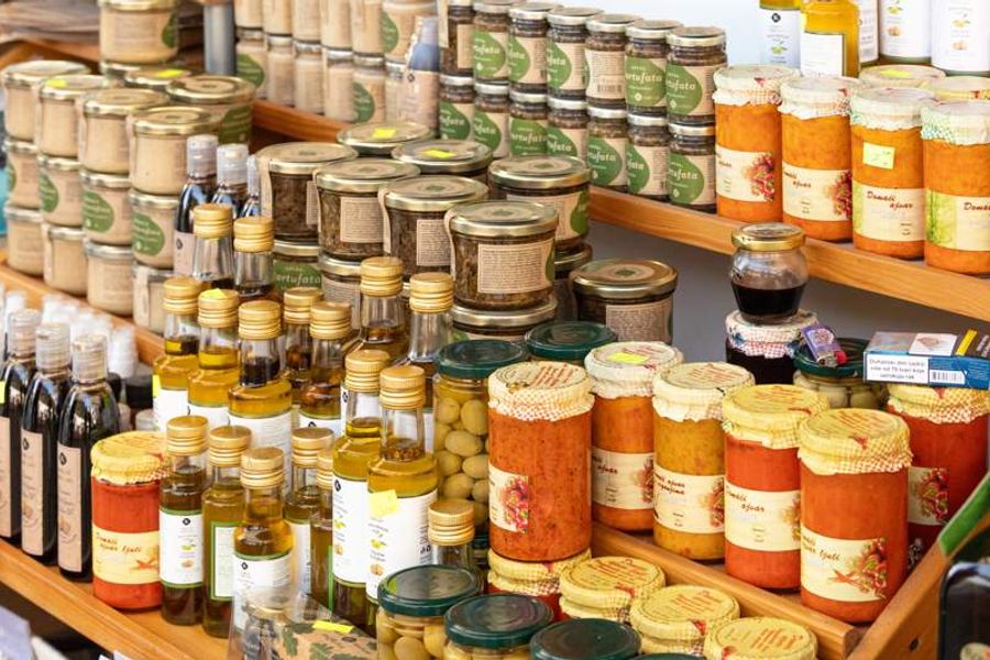 Étal coloré de produits locaux tels que l
