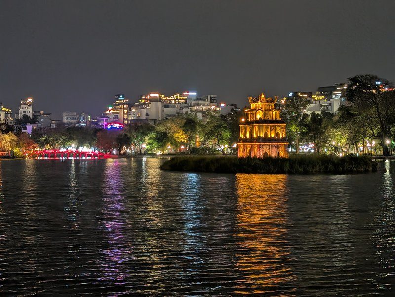 Tour de la Tortue illuminée sur le lac Hoan Kiem à Hanoï la nuit.