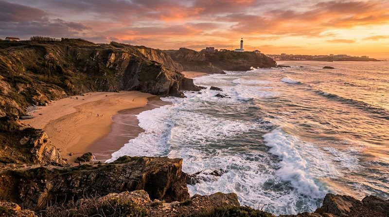 Coucher de soleil sur les falaises et la plage sauvage de Biarritz, côte Atlantique du Pays Basque