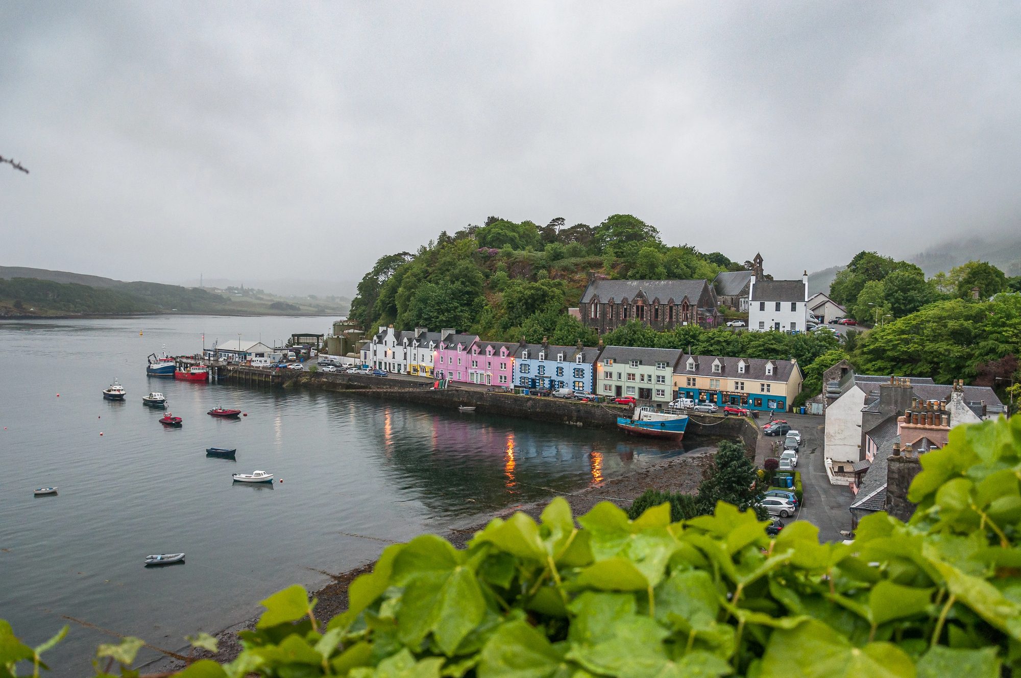 Port de Portree et ses maisons colorées sur l’île de Skye, en Écosse