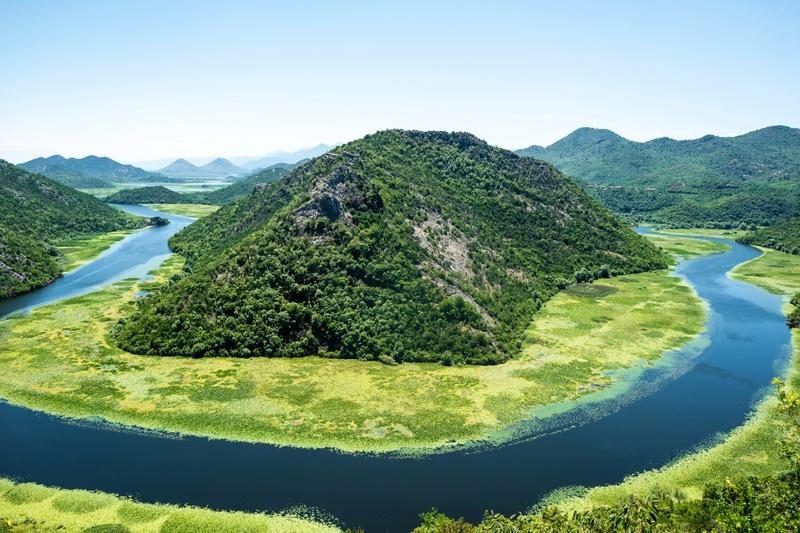 Méandre spectaculaire de la rivière Rijeka Crnojevića près du lac Skadar au Monténégro.