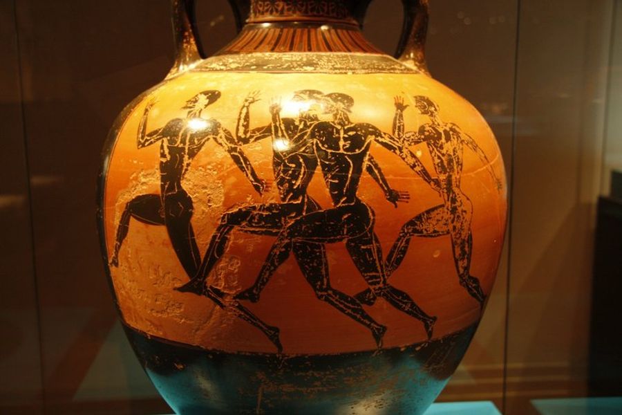 Vase antique exposé au musée de l’histoire des jeux olympiques à Olympie, représentant des coureurs lors des jeux antiques.