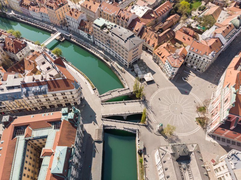 Vue aérienne du Triple Pont et de la rivière Ljubljanica au centre de Ljubljana