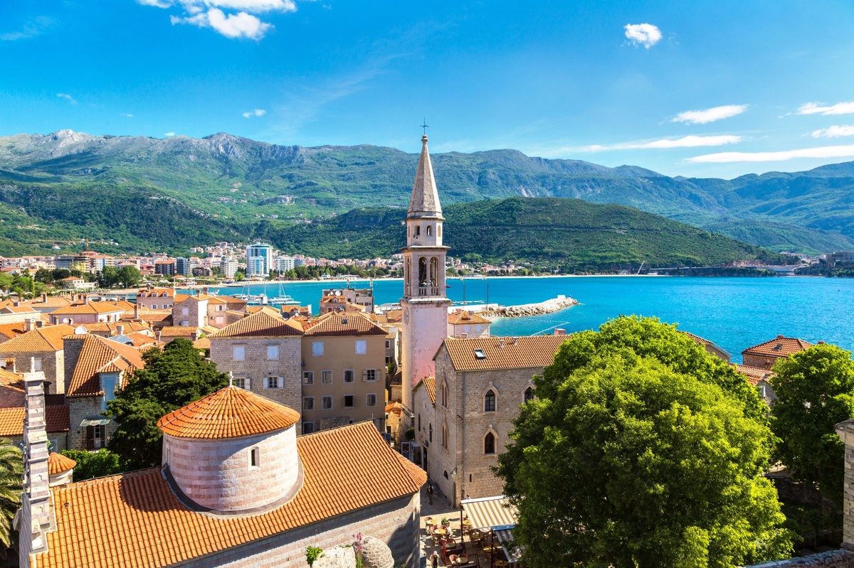 Vue sur la vieille ville de Budva avec ses toits en tuiles rouges et la côte adriatique au Monténégro.