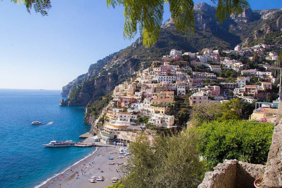 Vue de la plage de Marina Grande à Positano, avec ses maisons colorées en arrière-plan.
