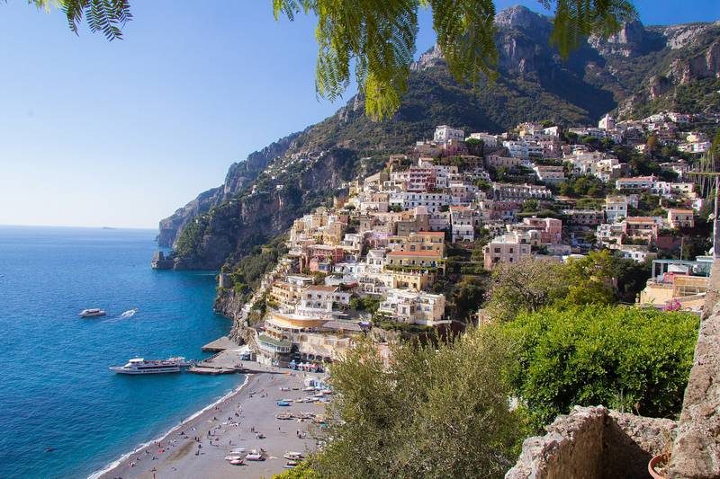 Vue de la plage de Marina Grande à Positano, avec ses maisons colorées en arrière-plan.