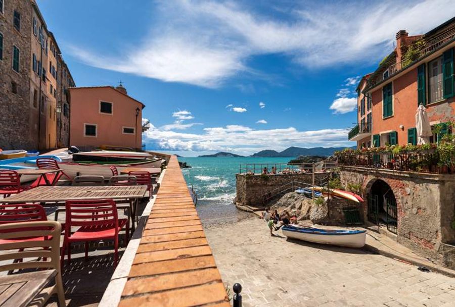 Charmant village de Tellaro avec ses maisons colorées surplombant la mer.