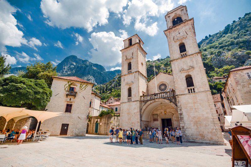 Cathédrale Saint-Tryphon sur la place principale de la vieille ville de Kotor