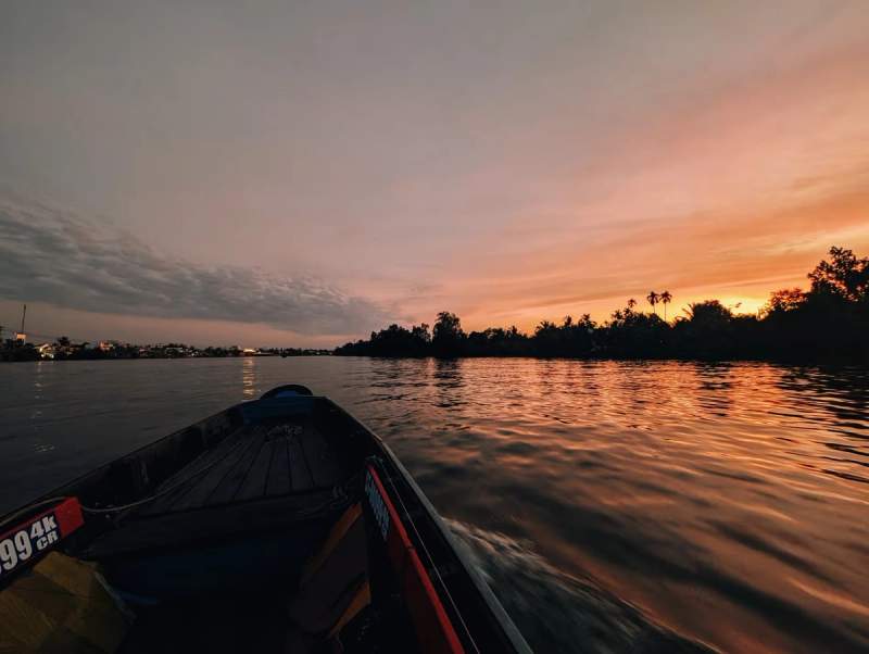 Balade en barque sur le fleuve Hau au coucher du soleil à Can Tho Vietnam