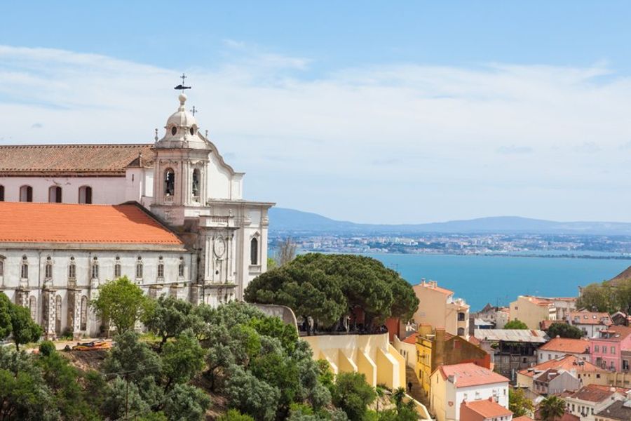 Vue panoramique depuis le Miradouro da Senhora do Monte sur Lisbonne et le Tage, Portugal.