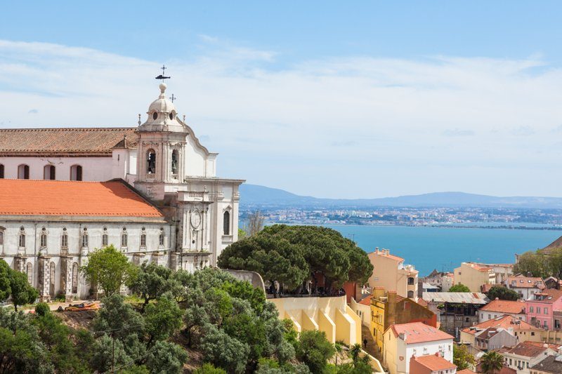 Vue panoramique depuis le Miradouro da Senhora do Monte sur Lisbonne et le Tage, Portugal.