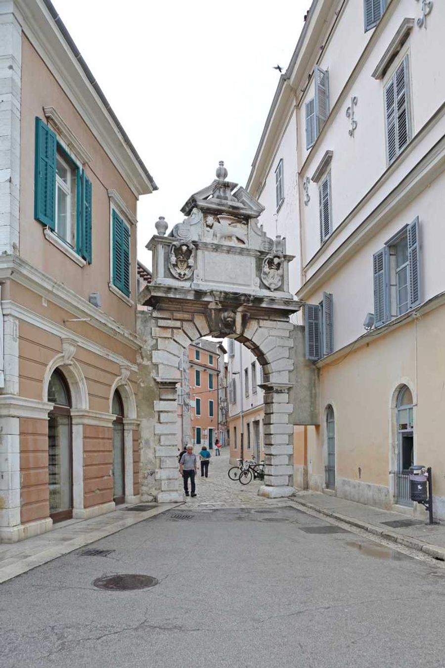 Arche de Balbi dans la vieille ville de Rovinj, entourée de bâtiments aux façades pastel.