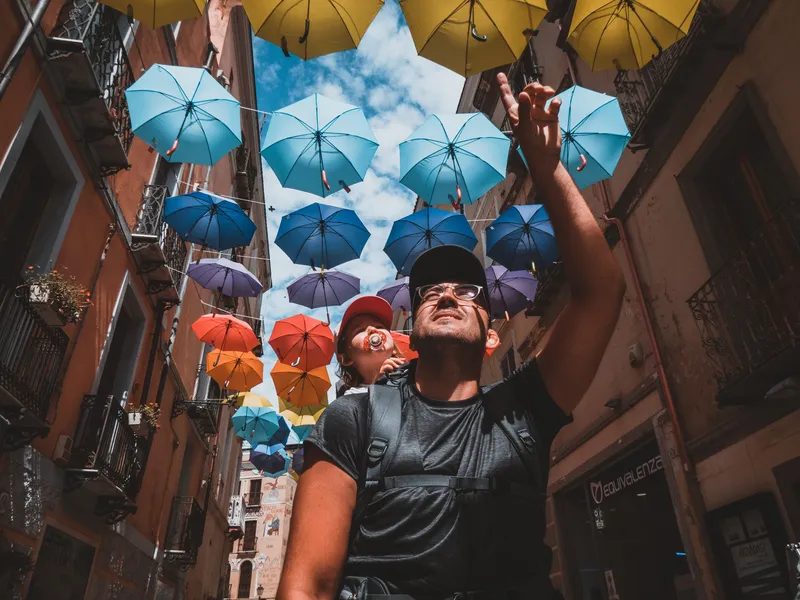 Les parapluies suspendus dans la ville d