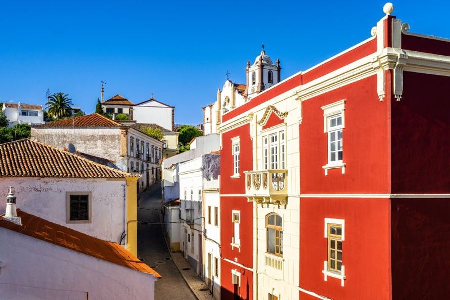 Ruelles pittoresques du centre historique de Silves, avec ses façades colorées typiques de l’Algarve.