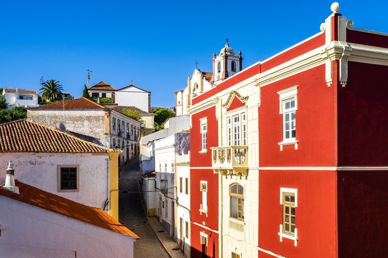 Ruelles pittoresques du centre historique de Silves, avec ses façades colorées typiques de l’Algarve.