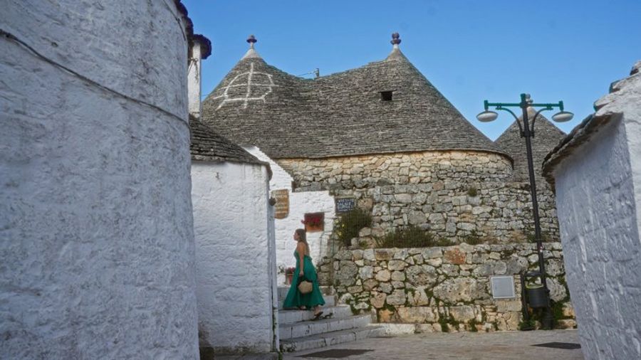 Trullo Siamese unique avec ses toits coniques en pierre, emblème de la région des Pouilles en Italie.