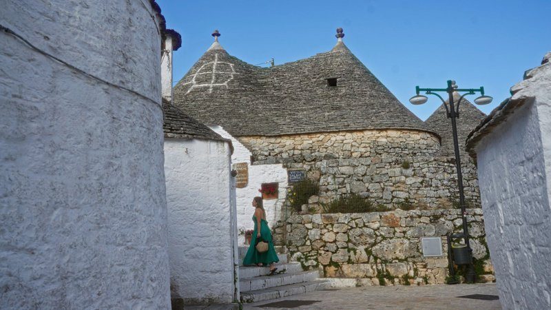 Trullo Siamese unique avec ses toits coniques en pierre, emblème de la région des Pouilles en Italie.