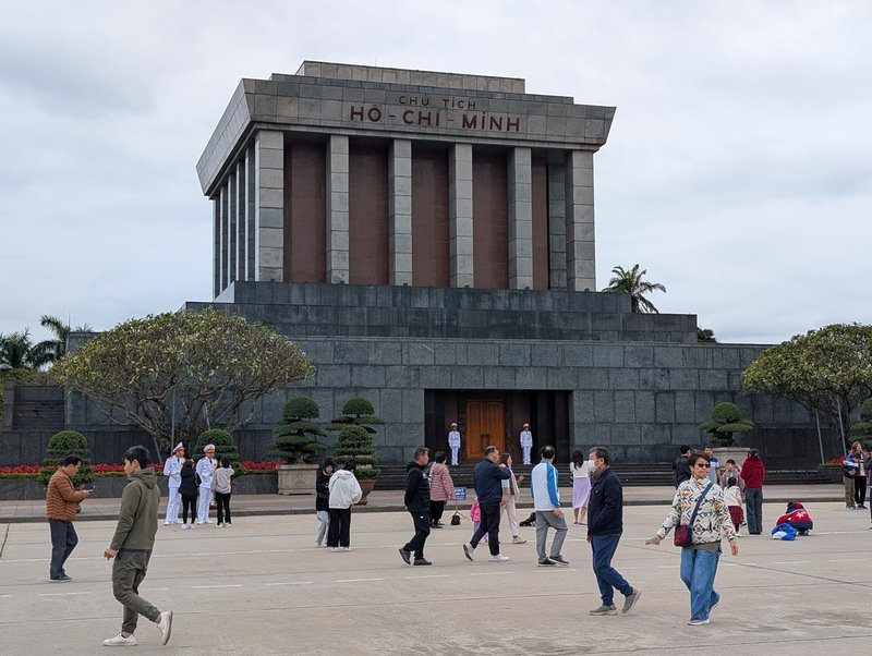 Mausolée de Hô Chi Minh avec visiteurs sur la grande esplanade.
