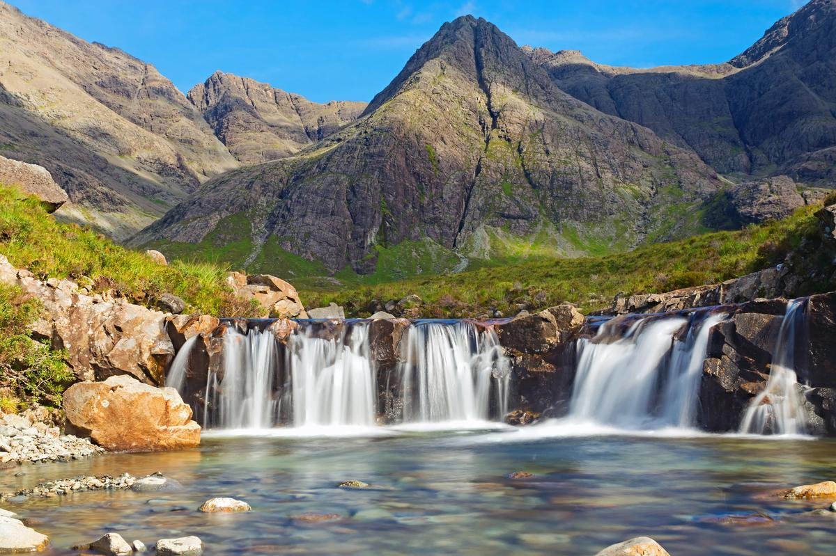 Paysage des Fairy Pools sur l’île de Skye en Écosse, cascades claires au pied des montagnes Cuillin.
