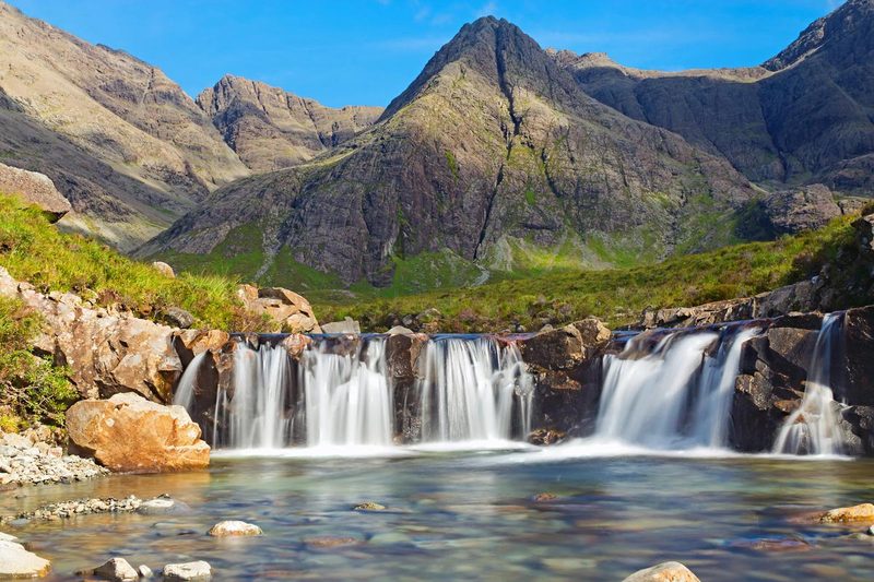 Paysage des Fairy Pools sur l’île de Skye en Écosse, cascades claires au pied des montagnes Cuillin.