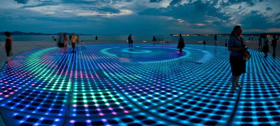 Monument au soleil illuminé le soir à Zadar en Croatie