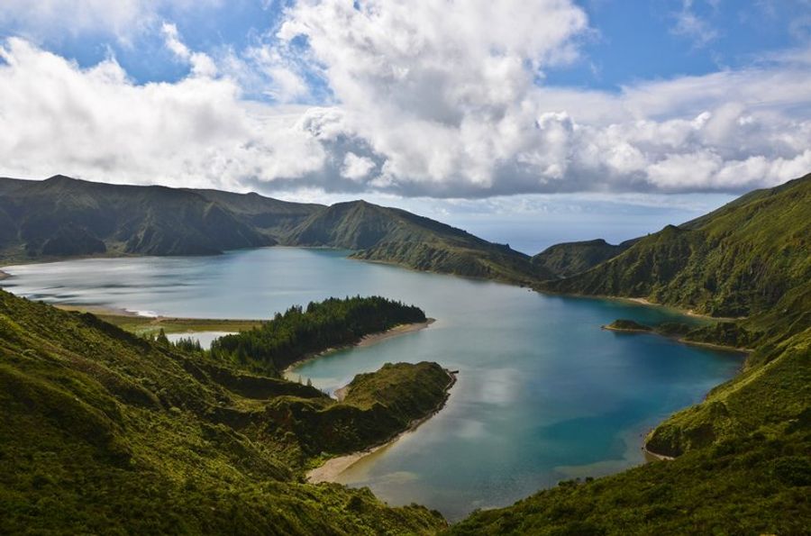  Le lac Lagoa do Fogo entouré de montagnes
