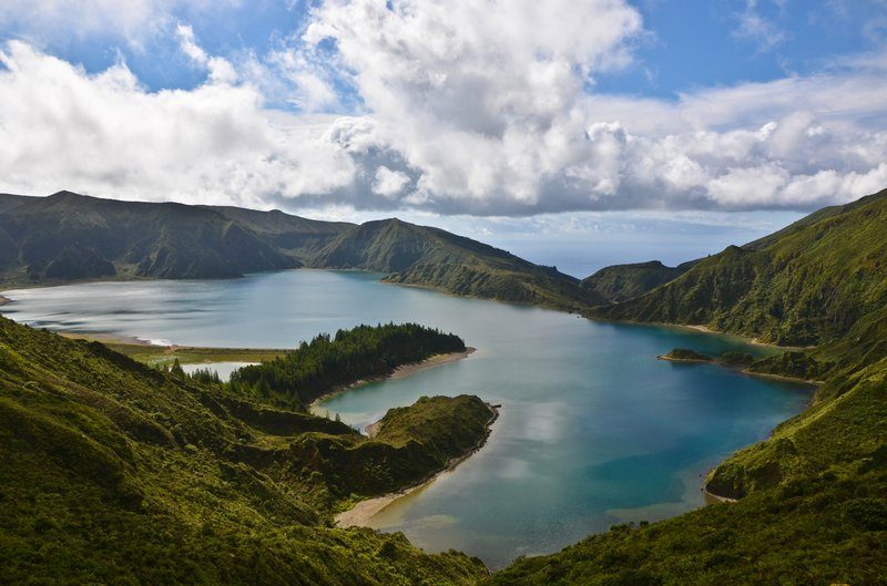  Le lac Lagoa do Fogo entouré de montagnes