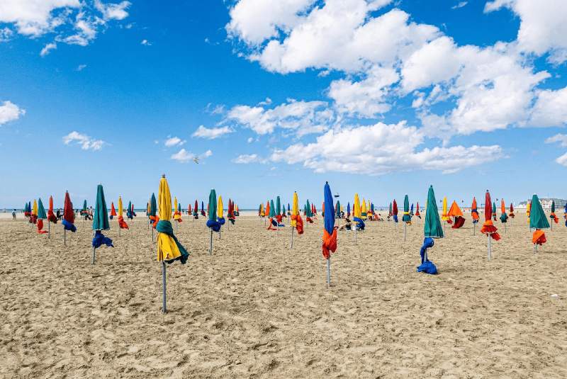 Des parasols sur une plage à Deauville