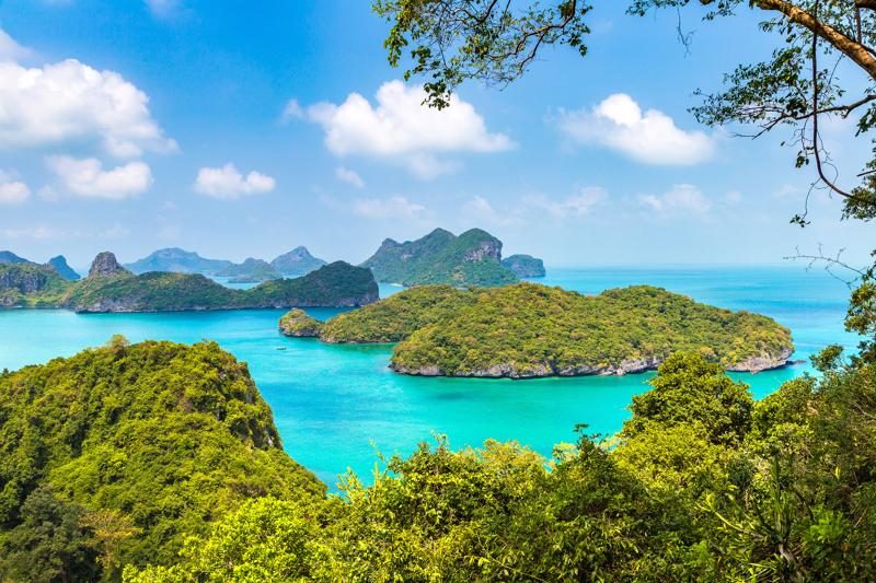 Vue panoramique sur les îles verdoyantes et les eaux turquoise du parc national marin d