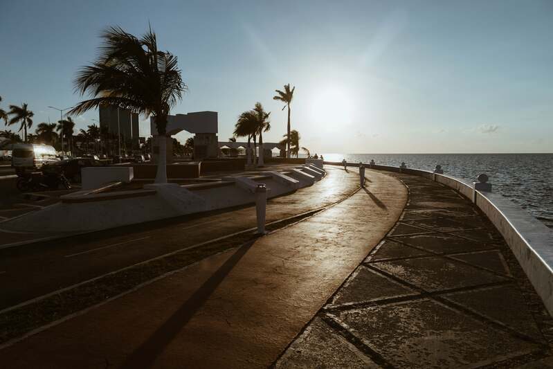Coucher de soleil au bord du Malecon à Campeche au Mexique