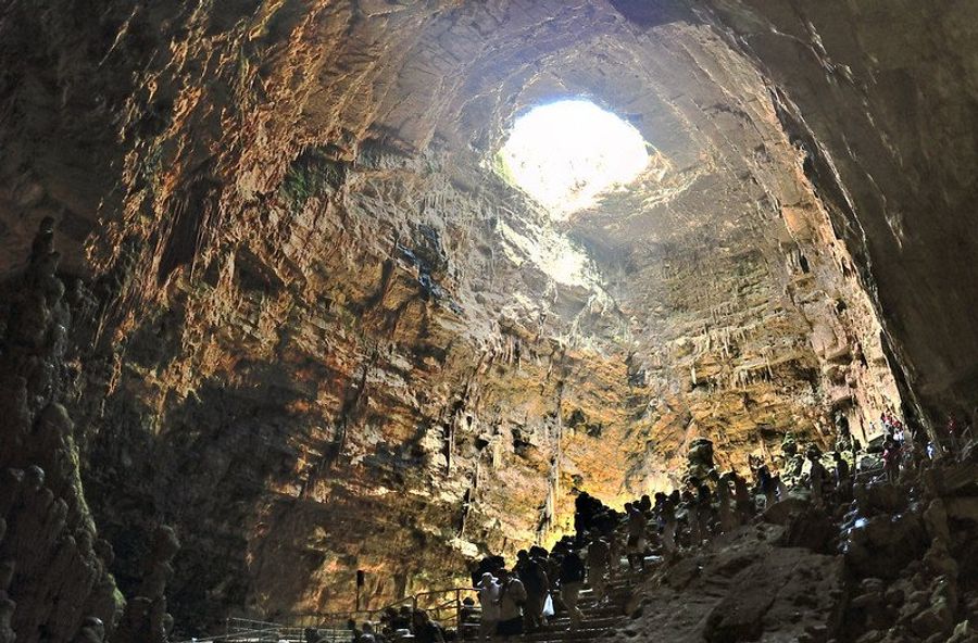 Intérieur spectaculaire des grottes de Castellana avec des formations rocheuses impressionnantes.