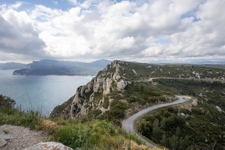 Vue panoramique sur la Route des Crêtes entre La Ciotat et Cassis avec la Méditerranée en arrière-plan.