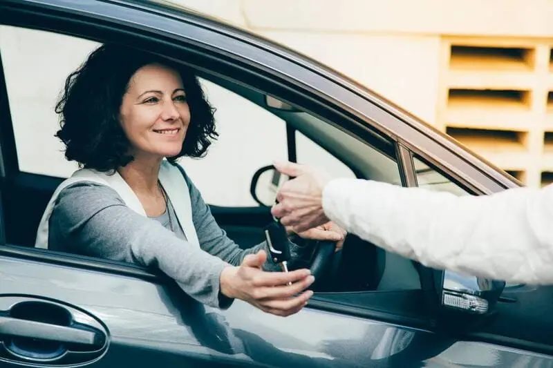 Une femme qui loue une voiture en vacance